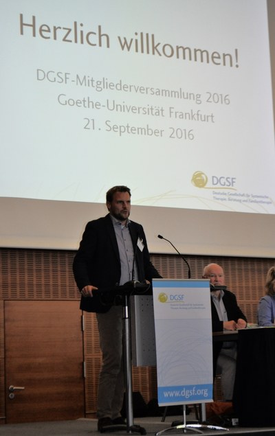 Vorsitzender Enno Hermans eröffnete die diesjährige Mitgliederversammlung im Casinogebäude der Universität Frankfurt