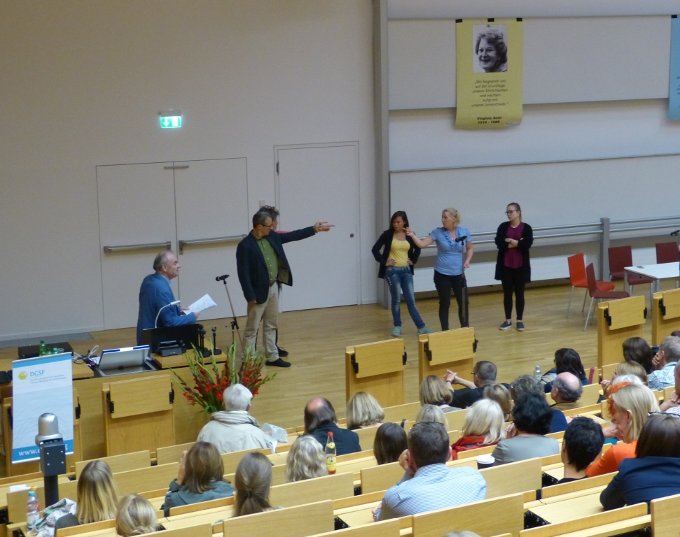 Aktionstheater am ersten Abend der Tagung