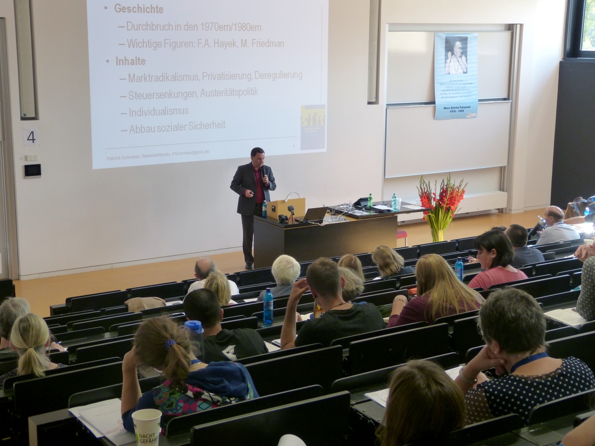 Patrick Schreiner fragt nach den sozialen und ideologischen Mechanismen, durch die Menschen neoliberale Ansätze und Ideen als gut, angemessen und alternativlos akzeptieren