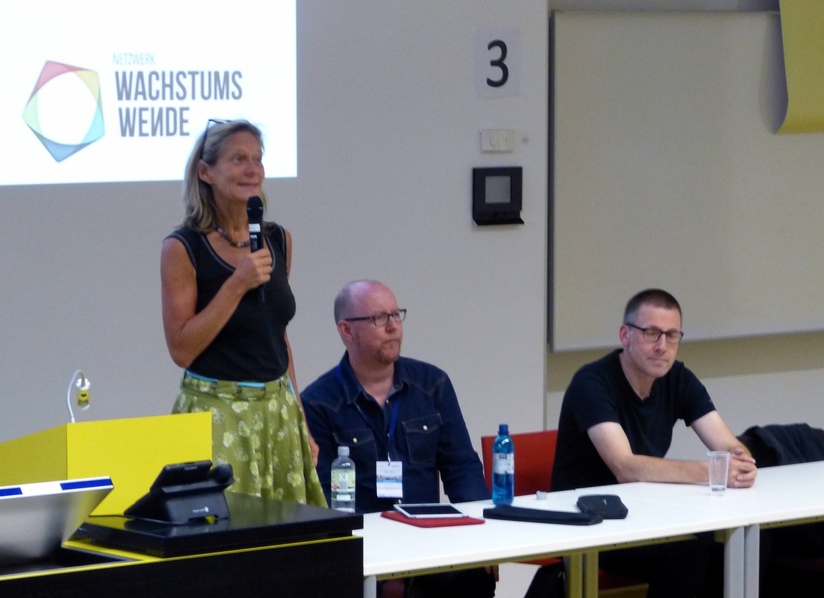 Julia Strecker und Andreas Brennecke mit Prof. Dr. Niko Paech, der zum Thema Strukturwandel und strukturelle Ungerechtigkeiten referierte